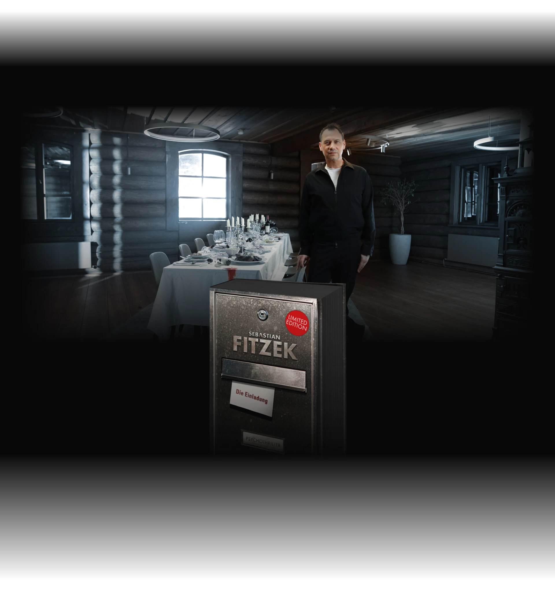 Sebastian Fitzek vor einem gedeckten Tisch in einer Hütte
